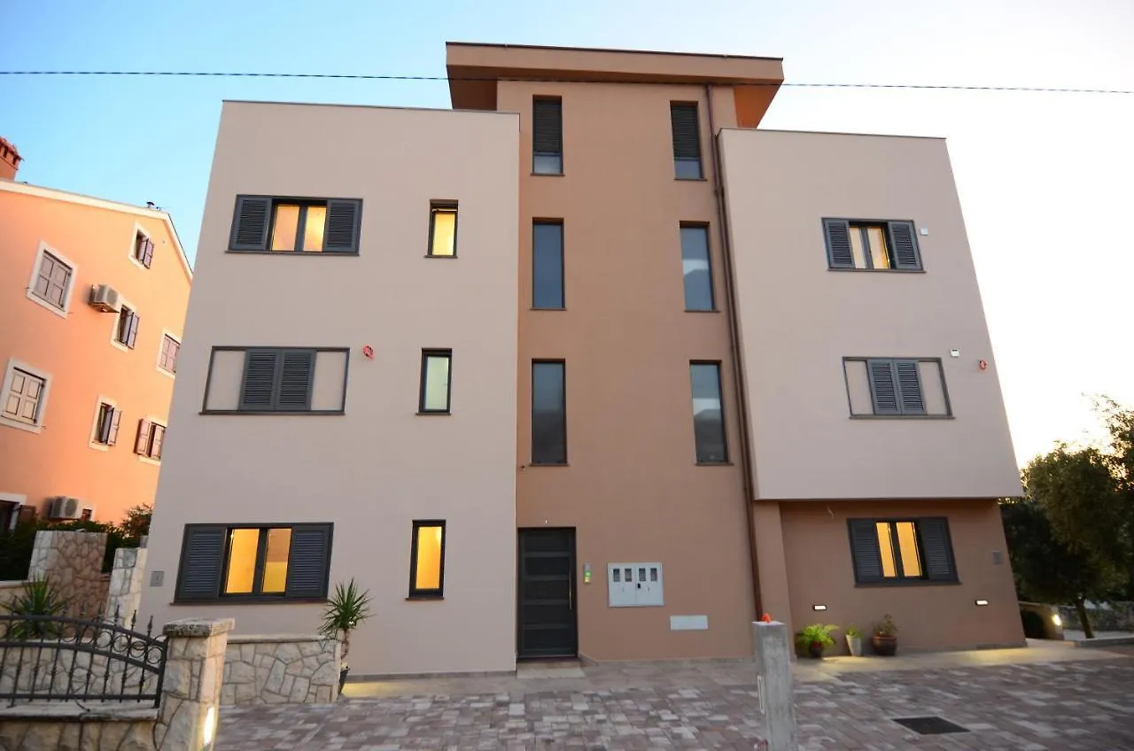Apartments Luana With Private Jacuzzi Zadar