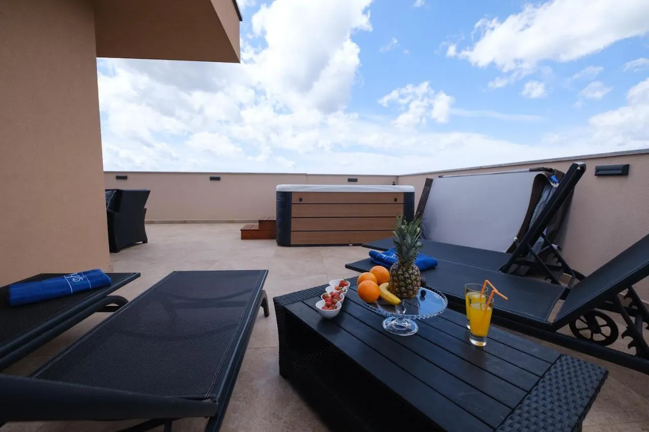 Apartments Luana With Private Jacuzzi Zadar
