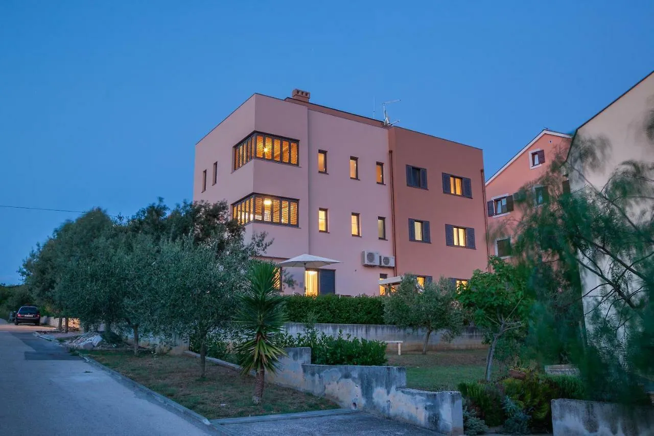 Apartments Luana With Private Jacuzzi Zadar